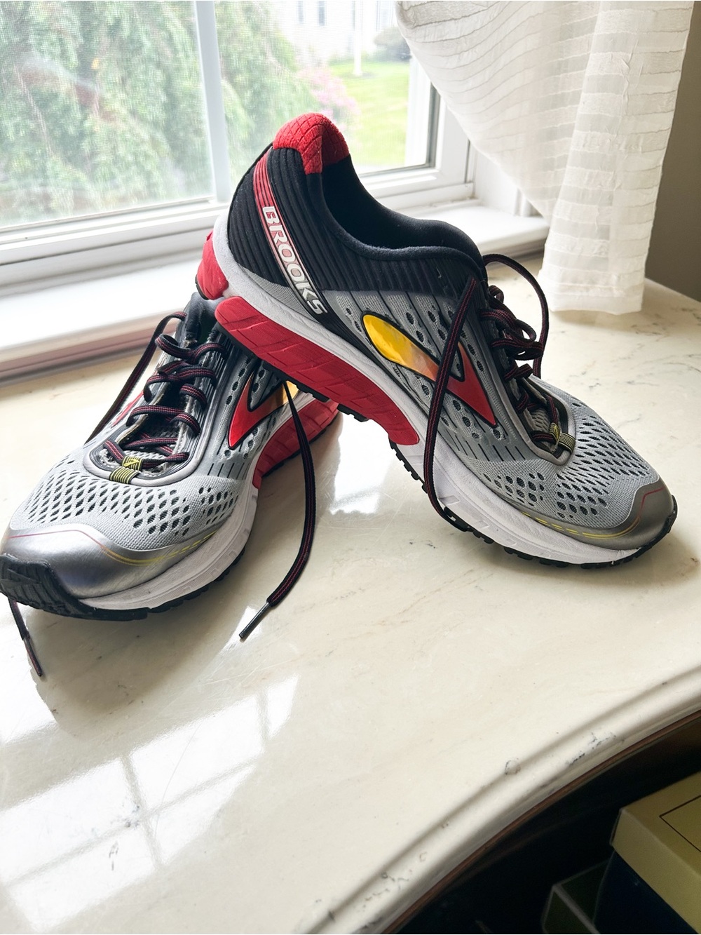 Brook’s Mens Ghost 9 Sneakers